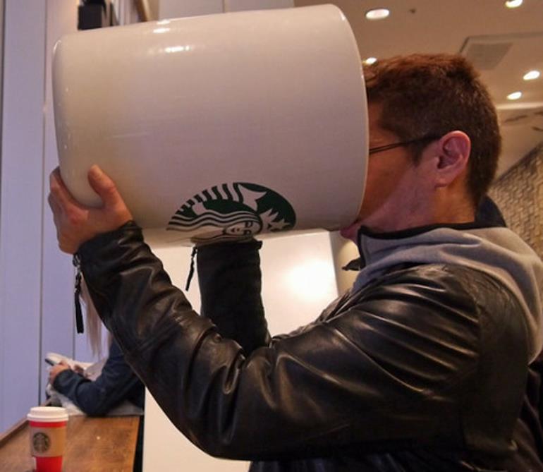 日本男子花大价钱,买巨型星巴克杯子,上星巴克喝咖啡却被拒