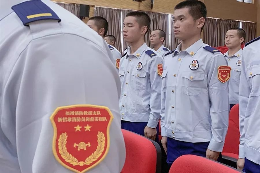 福州消防救援支队新消防员岗前实训队举行臂章授予仪式