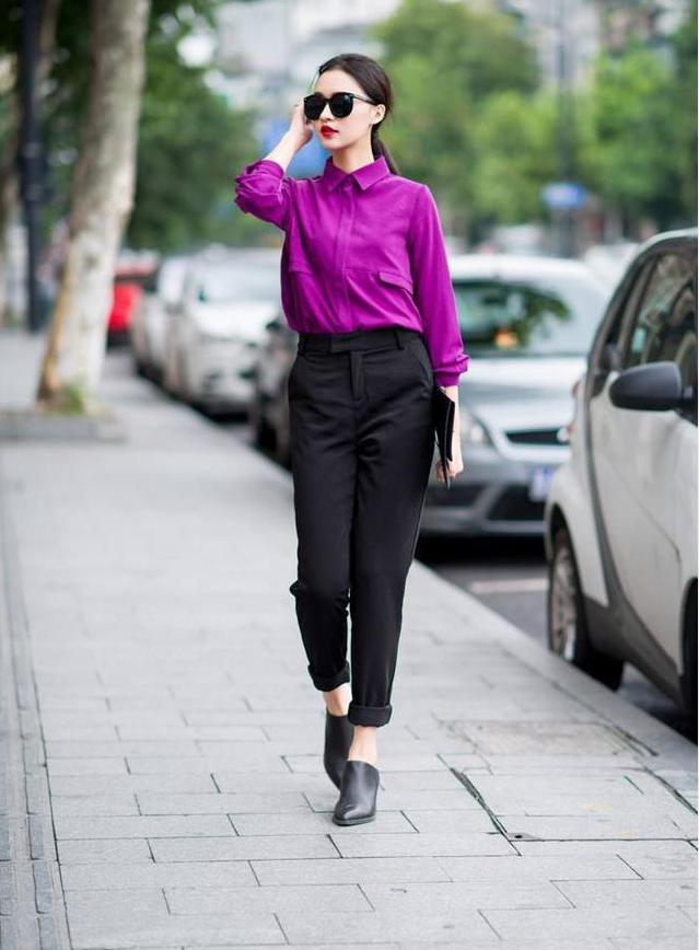 气质型美女,身穿紫色上衣搭配黑色长裤,抬手间尽显迷人魅力,穿出了