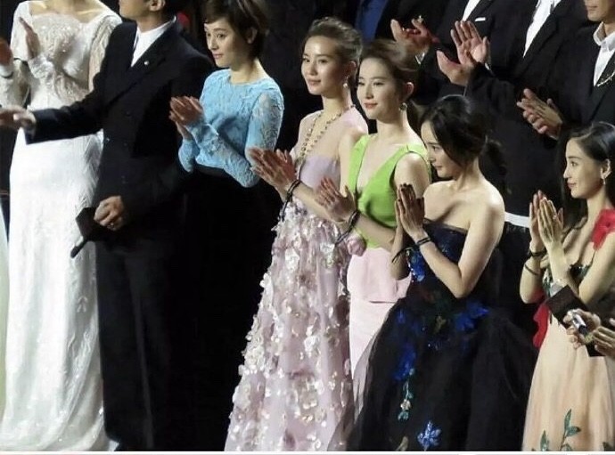 仙剑三美同框,刘诗诗优雅,刘亦菲脱俗,杨幂有些稚嫩
