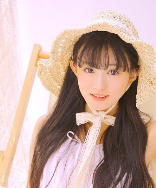 文艺范少女白色连衣裙手捧鲜花,文静清新写真