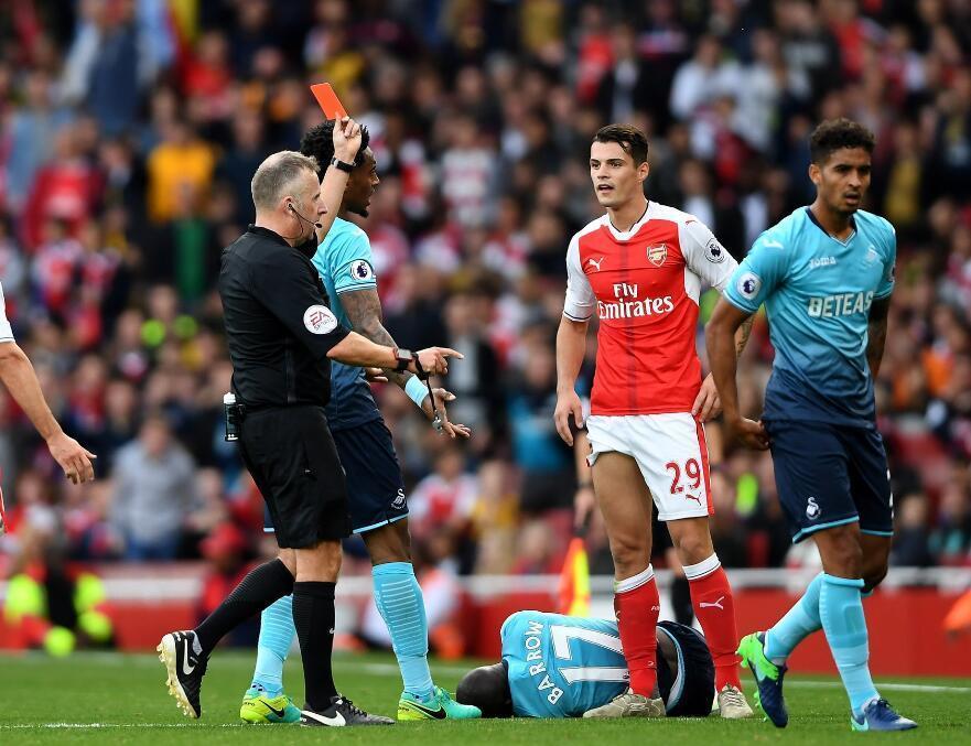 温格被裁判驱逐出场 扎卡自领红牌下场