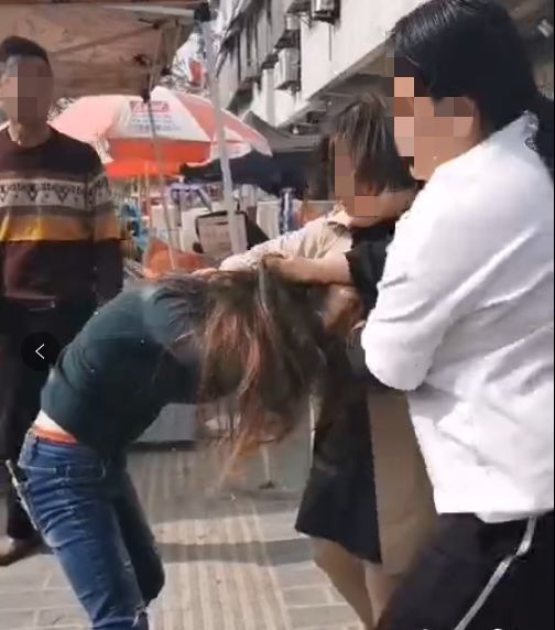 盐城一小三被原配当街暴打,撕烂衣服!