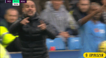 第36分钟,沃克45度起球传中,麦卡锡将球没收.