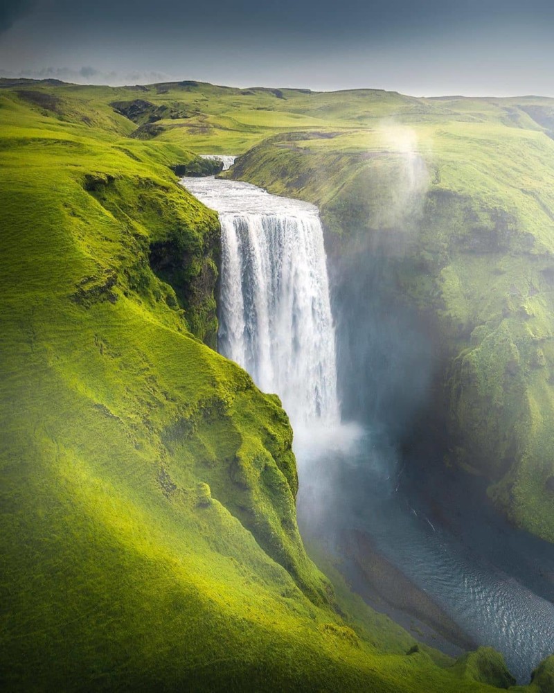 冰岛一处瀑布
