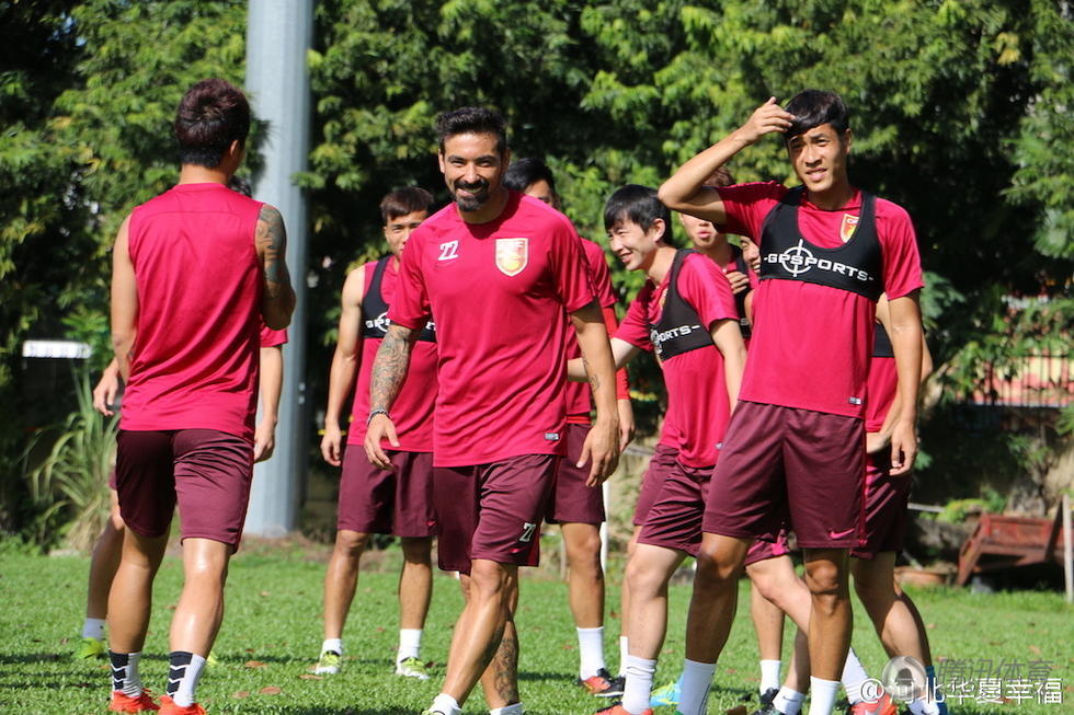 河北训练拉维奇心情好 张呈栋挥汗如雨