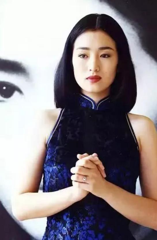 巩俐20岁年轻照片曝光,青涩绝美,难怪当年林青霞如此羡慕她