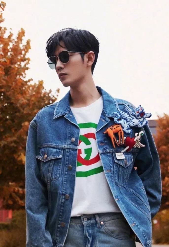 肖战的这枚 gucci 胸针更是有个性,夸张的形象把一件简单的牛仔外套配