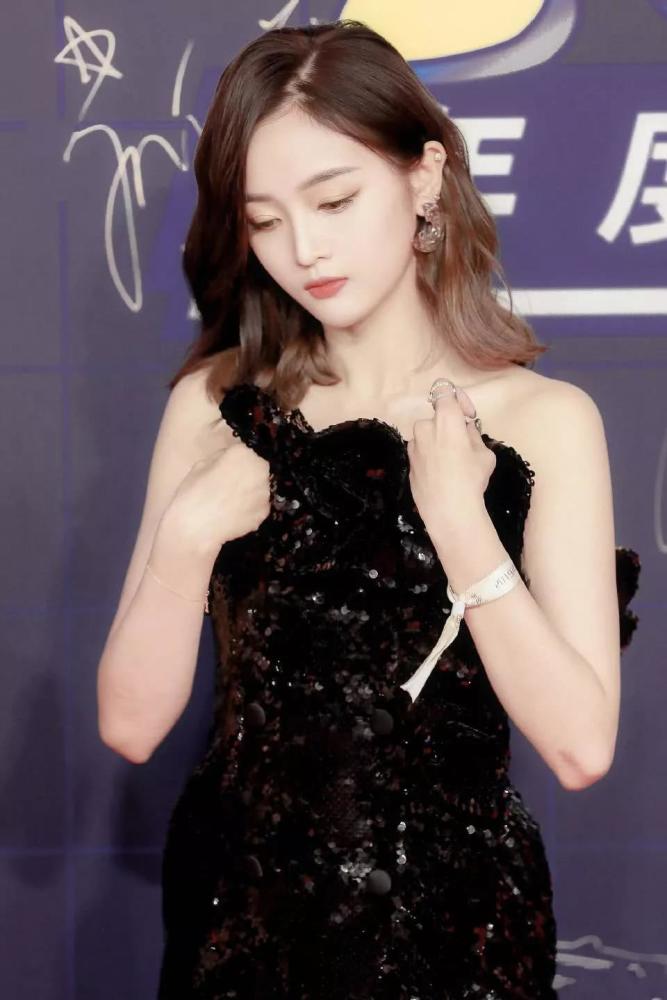 吴宣仪礼服不合身,走红毯一直往下掉,看到她的处理方式,真不避嫌?