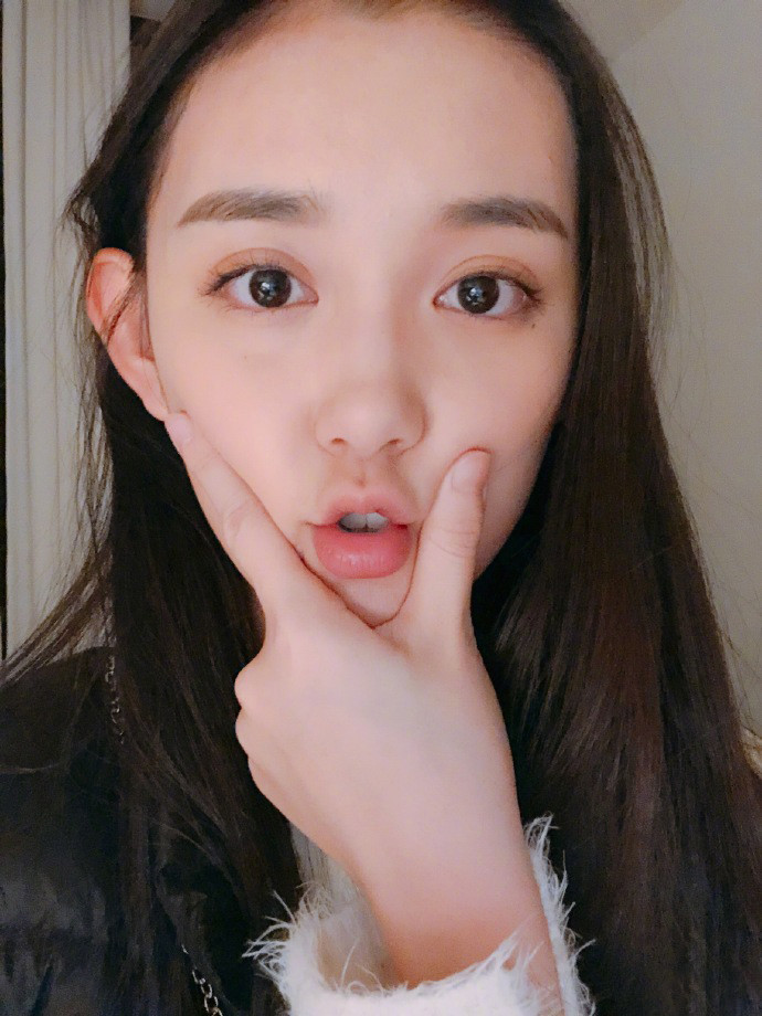 演员蒋依依,可爱俏皮自拍照图片
