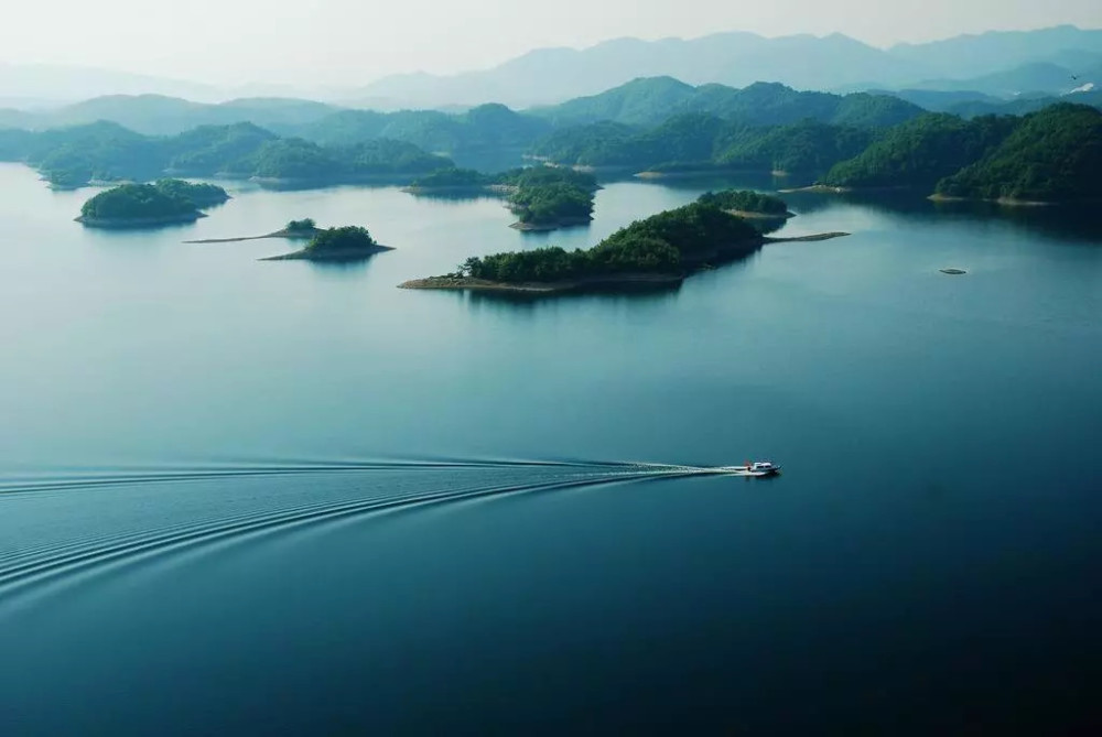 江西名气最大的一个湖泊,是中国第一大淡水湖,湖区有41个岛屿