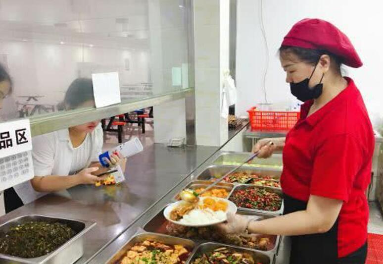 食堂阿姨为什么打饭总手抖?阿姨说出了真相:谁不想打多点啊