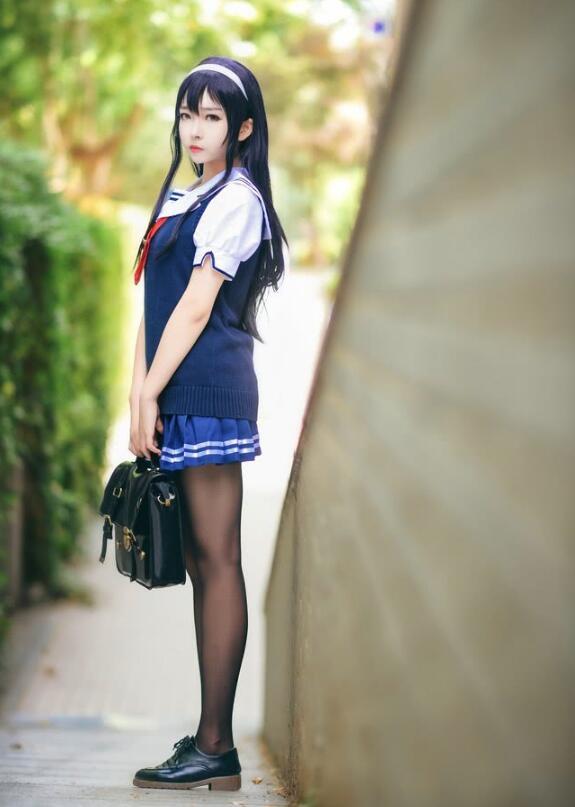 cos:精致的妆容增添了少女的唯美可爱.
