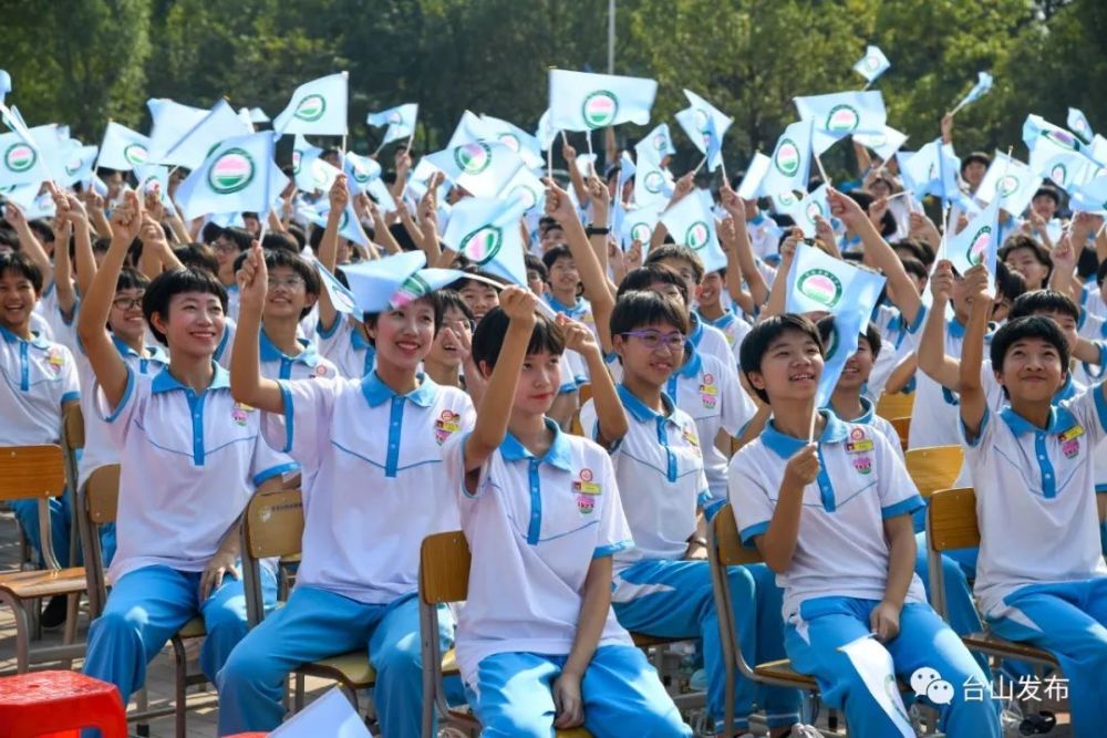 11月3日,台山市华侨中学举行陈中伟朱珮贞伉俪楼启用仪式.