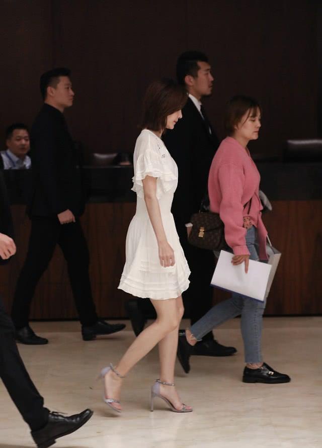 王丽坤出席活动,穿白色连衣裙秀长腿好拼,身高167腿长