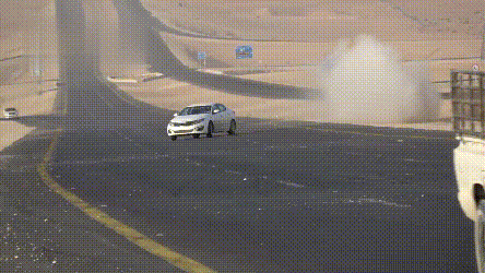 起亚取代凯美瑞成中东土豪新玩具,时速两百多玩漂移