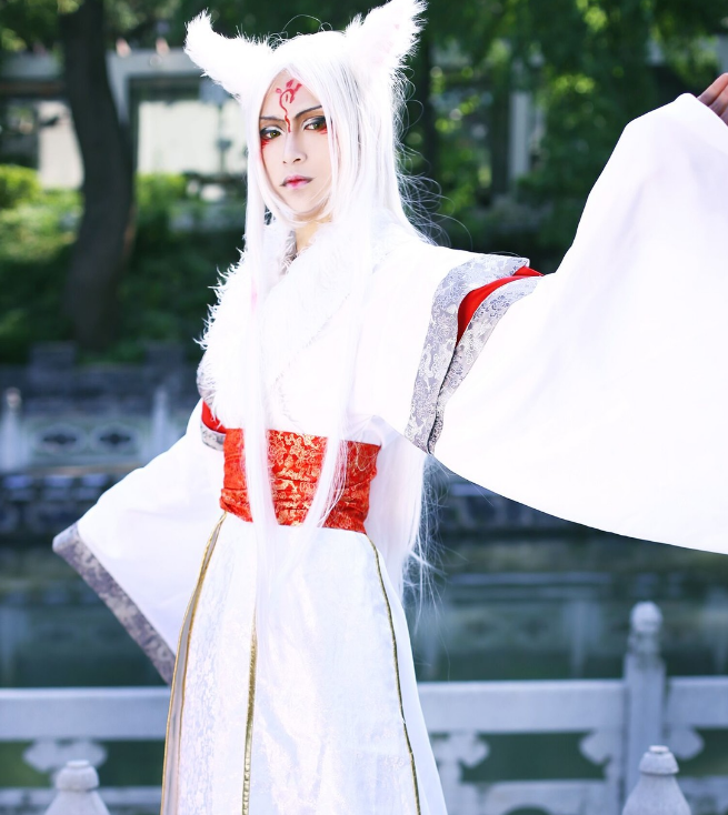 男孩cosplay动漫角色,长相玉树临风,女人看了都着迷