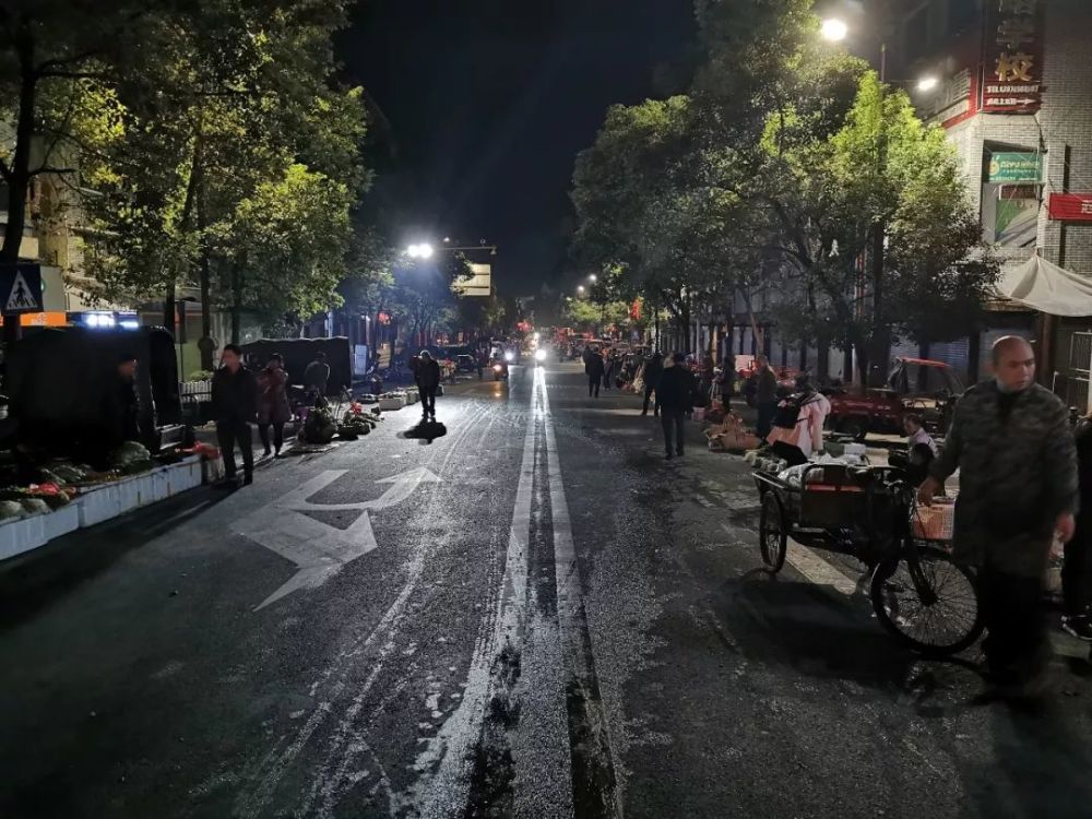 清晨六点的下马路,拂去夜市喧嚣只有梦醒后的真实