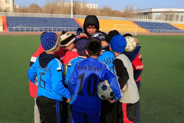 52度不喝水练2小时 新疆少年想进国足更想要1