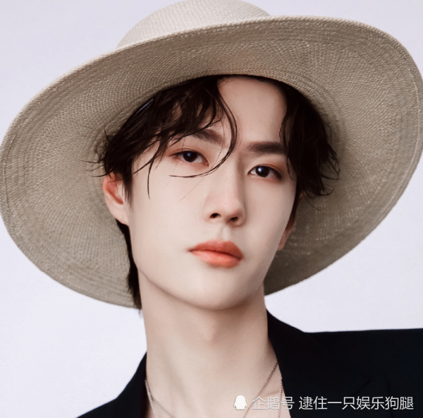 王一博化身"草帽少年",黑色西装配背带裤超帅气,不料被鞋子抢镜