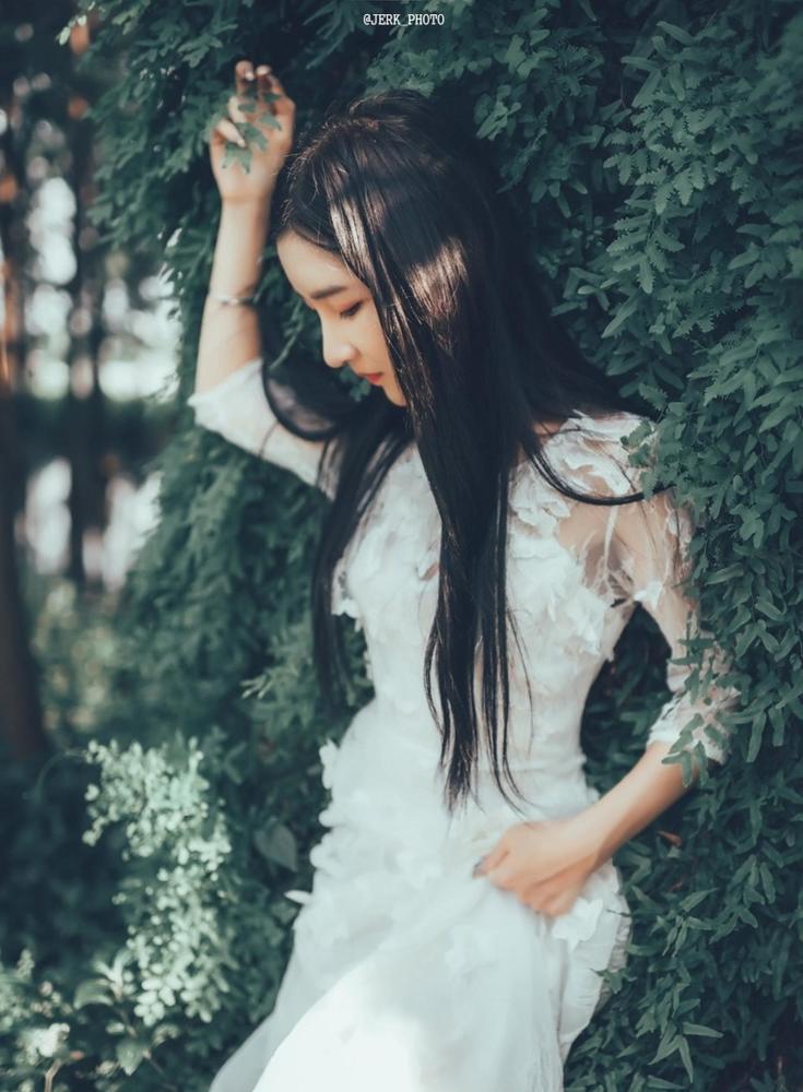 绿色植物白裙女孩,长发飘飘