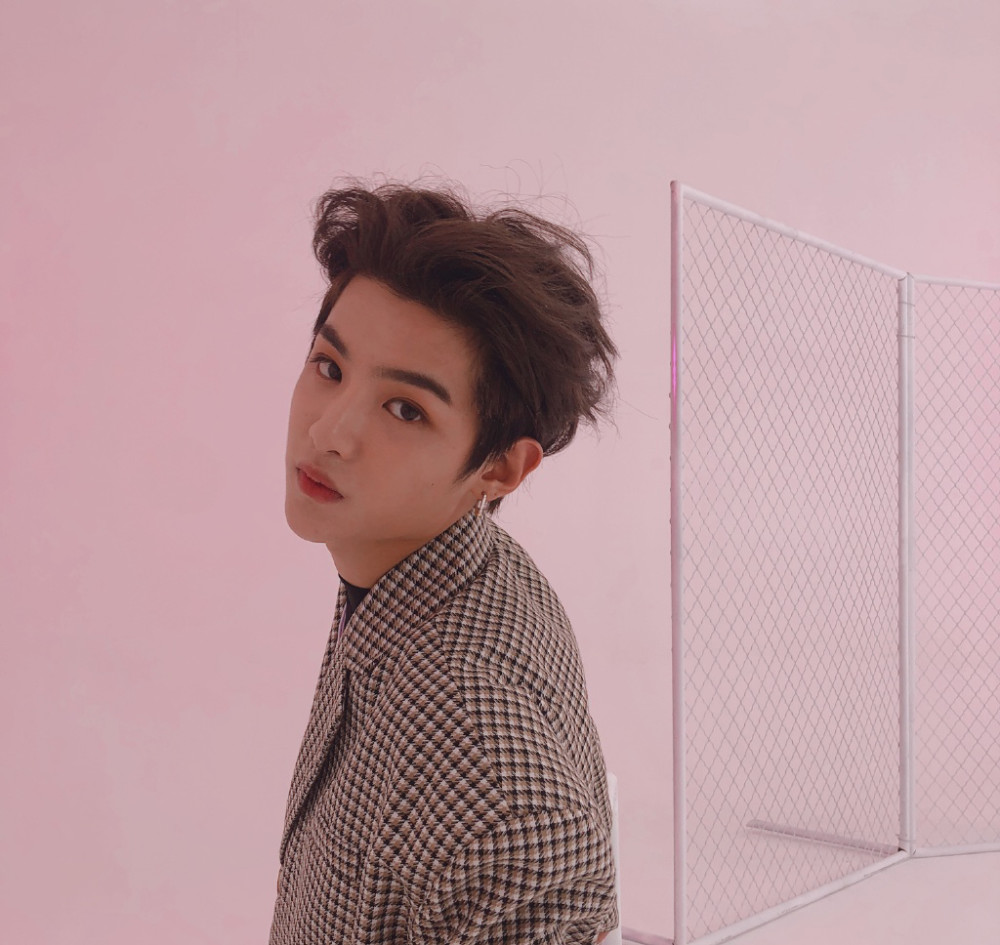 棒球少年黄明昊,休闲帅气图片