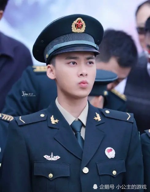 李易峰军装照帅出新高度,寸头造型成为新潮流,果然男神就该减寸头