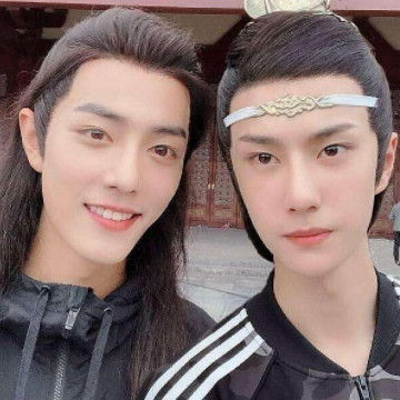 王一博跟谁合照都是"冷漠脸",唯独遇上她笑得超甜,关系不一般