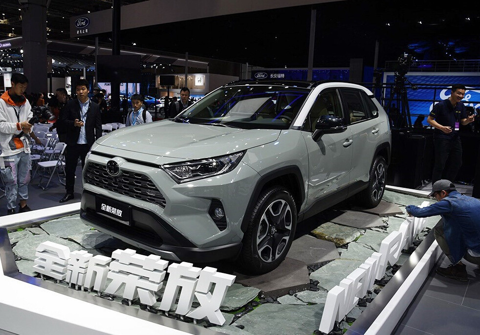 丰田荣放2020新款图片,荣放2020款图片 万万没想到,2020款丰田荣放rav4车身配这个颜色最大气