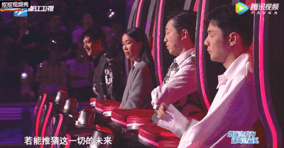 《中国好声音》最大的与众不同就是选人:盲选,转身,抢人; 全凭借选手