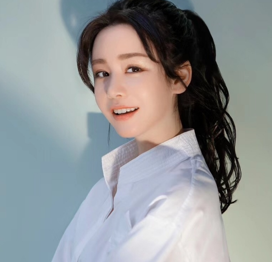 邱意浓气质女神的另一面,俏皮又甜美