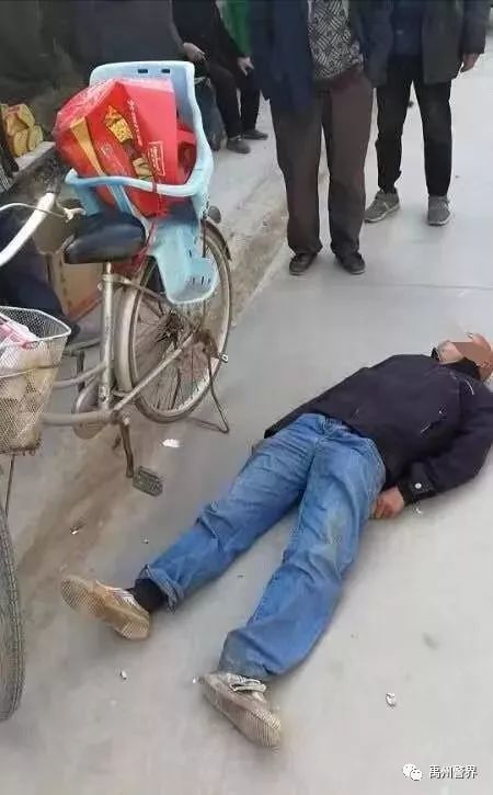 陌生男晕倒街头 民警热心救助