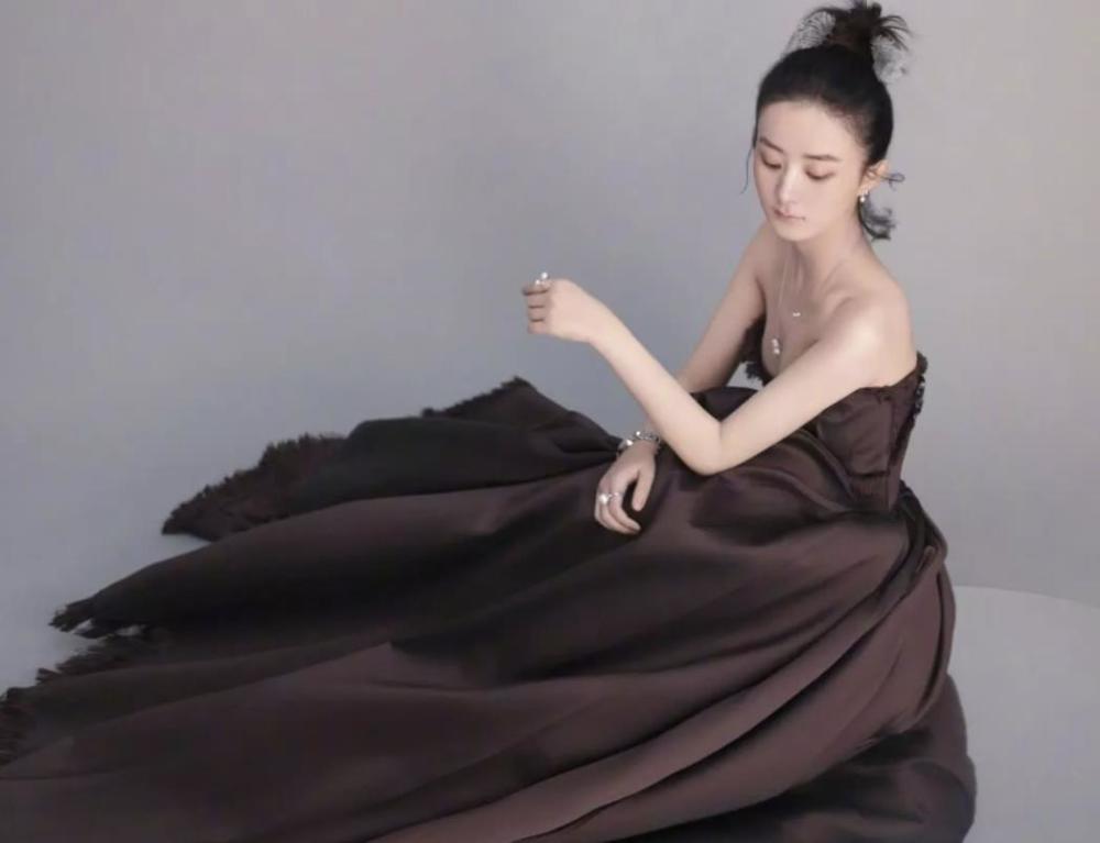 有种"整容"叫赵丽颖生完宝宝后,当穿上惹火抹胸裙后,说她未成年我都信