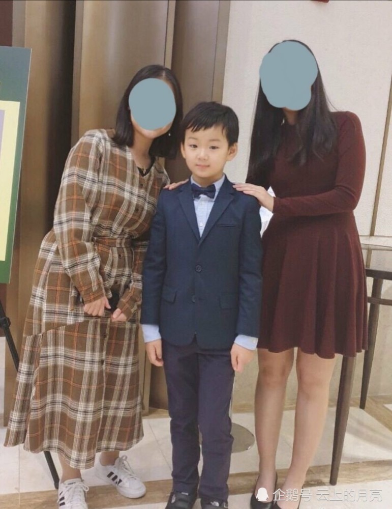 微信很火的表情包男孩长大了,三胞胎长大后的样子