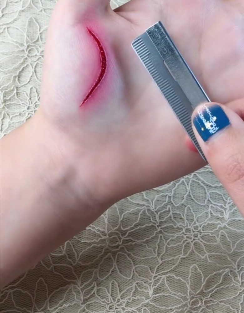 美术生手上画"伤口",开头:假的可以,拿起刀片:同桌都吓坏了!