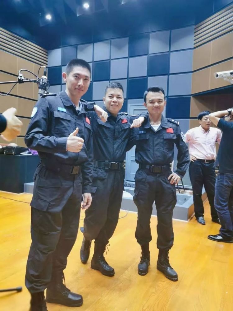 维和警察防暴队员李想(左),邹薛峰(中),梁史卓(右)原声出演