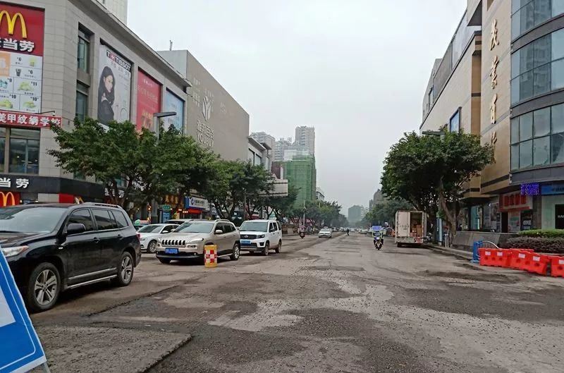 南充文化路半幅施工,过往车辆请慢行!