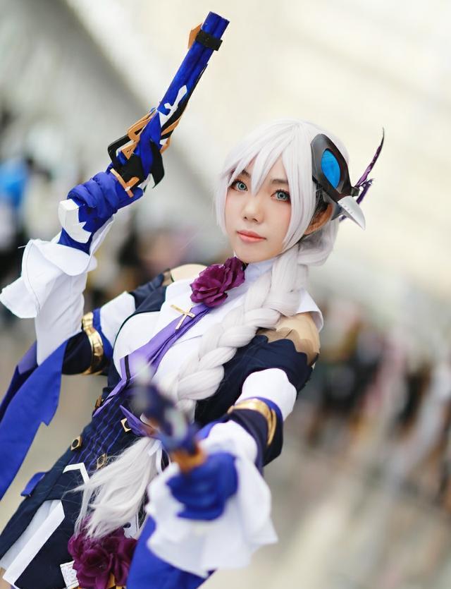 崩坏三cosplay:卡莲卡斯拉娜:邪魅一笑