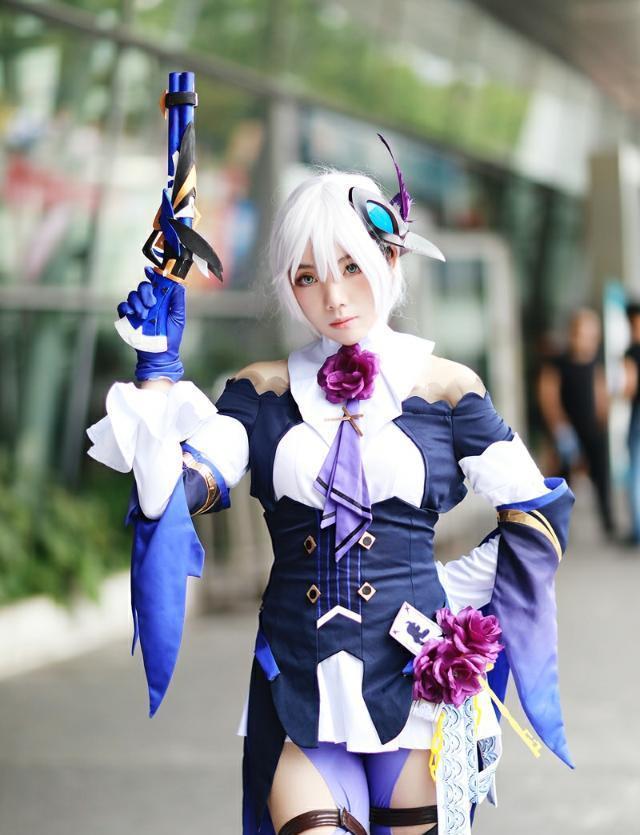 崩坏三cosplay:卡莲卡斯拉娜:邪魅一笑
