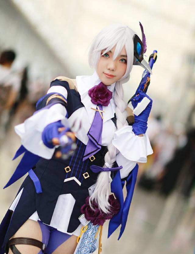 崩坏三cosplay:卡莲卡斯拉娜:邪魅一笑