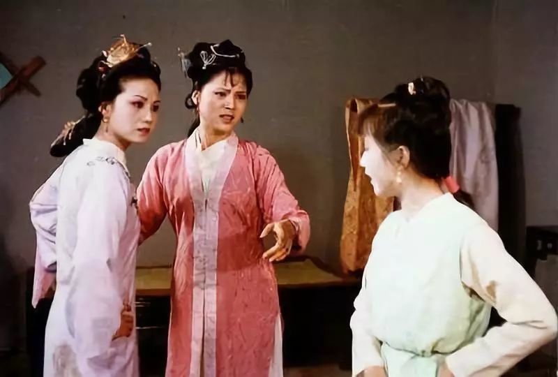 《红楼梦》:她不甘活成影子,却无奈成为一个笑话