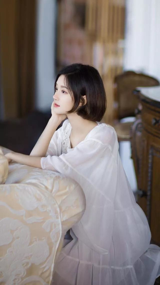 短发美女白裙清纯养眼唯美香艳名媛淑女人像图片