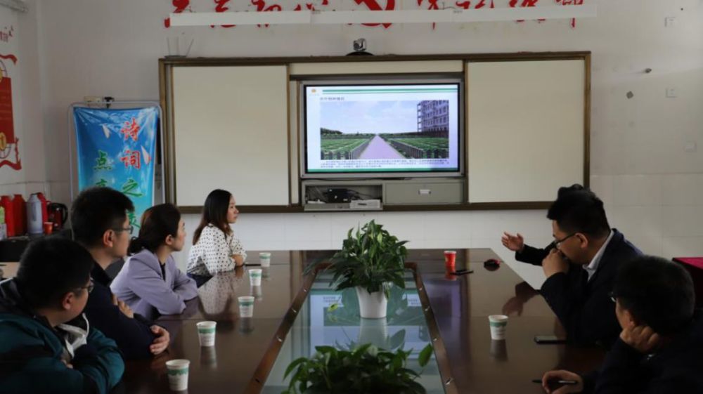在淮安团区委副书记姜正云的陪同下,团区委一行来到仇桥镇中心小学