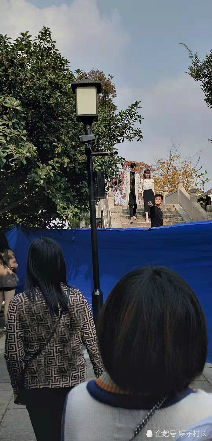 《余生请多指教》路透,杨紫肖战拍吻戏,为身高搭配杨紫还专程换高跟鞋