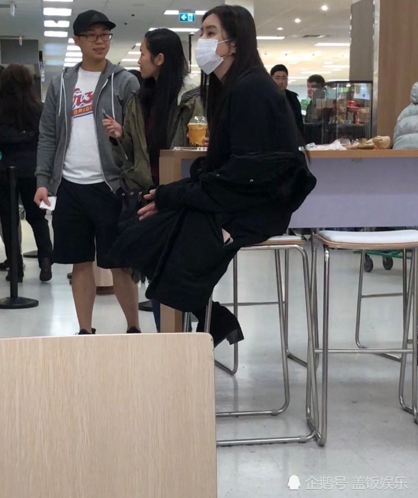 王祖贤颜值回春?口罩遮面难掩精致五官,穿衣细节显少女心