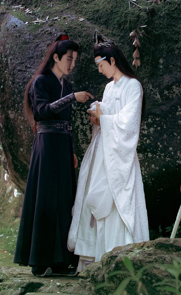 肖战杨紫新剧曝出路透照,吻戏画面甜美,2人桥头牵手对视引期待