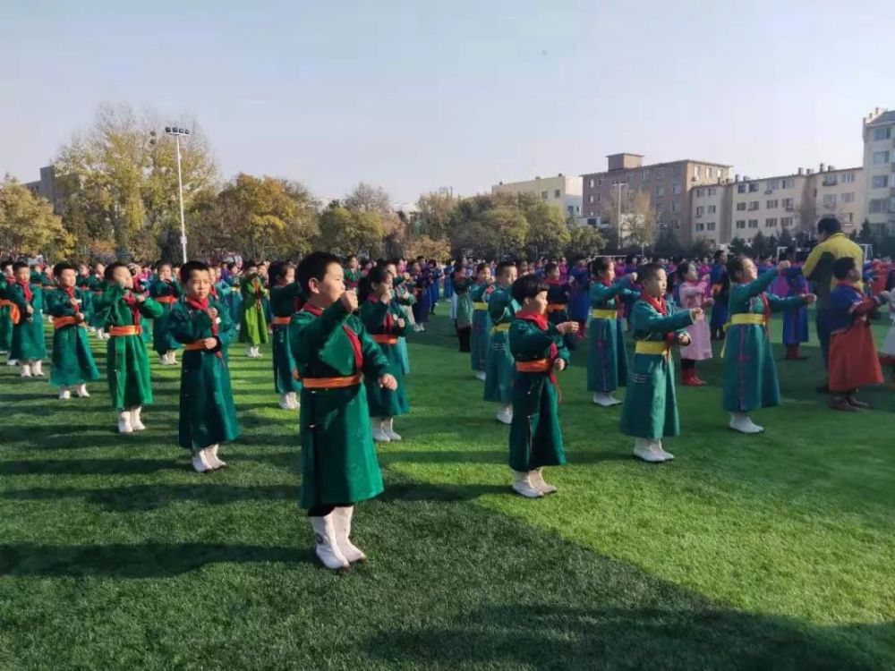 中小学校普及消防 疏散逃生操启动仪式上 来自呼和浩特市蒙古族学校的