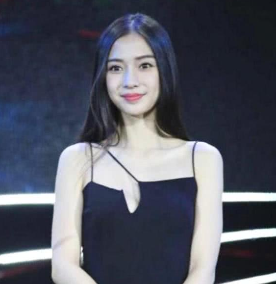 杨颖吊带太细了,感觉吊带已经要断掉了,还好粉丝手快截了图!