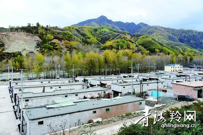 实施易地搬迁的民和县李二堡镇帮岭村全貌.