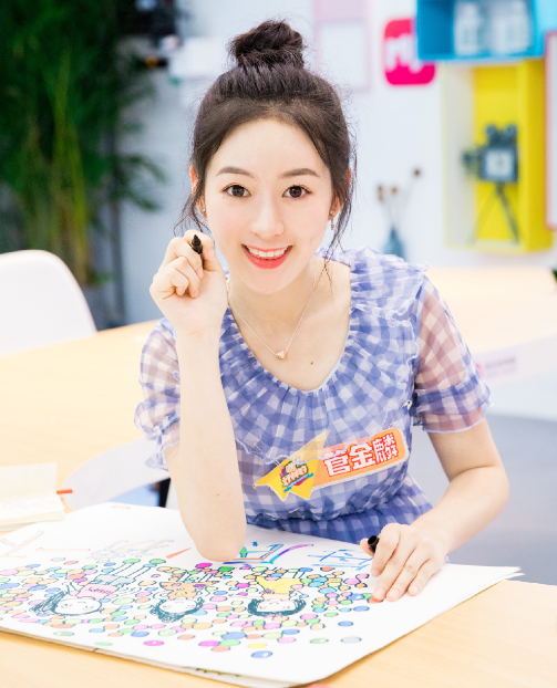 管金麟身穿清新短裙,尽显青春活力